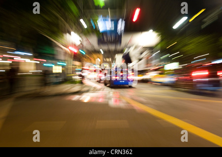 Vergrößerten unscharfen Lichter auf Stadtstraße Stockfoto