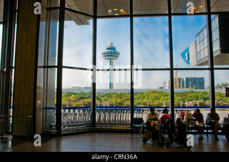 Flug Kontrollturm am neuen modernen Flughafenterminal in Südostasien in Singapur Stockfoto