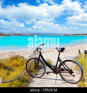 Fahrrad in Formentera Strand auf Balearen bei Illetes Illetas Stockfoto