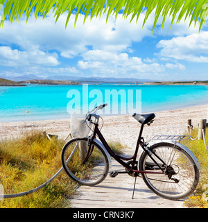 Fahrrad in Formentera Strand auf Balearen bei Illetes Illetas Stockfoto