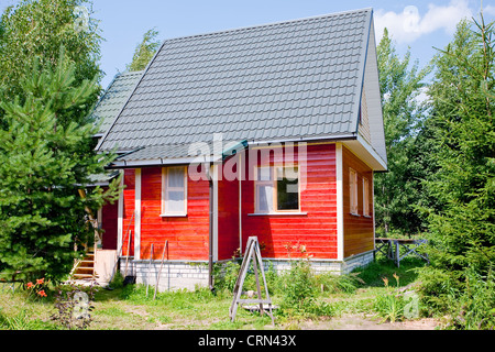 neues kleines Landhaus im Sommertag Stockfoto