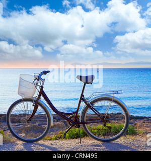 Fahrrad in Formentera Strand auf Balearen Ibiza sunset Hintergrund Stockfoto