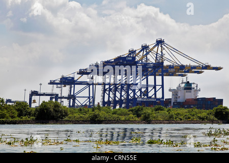 Landschaft von Kochin Container Terminal und den Hafen von den Wasserstraßen Stockfoto