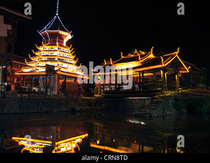 Dorf Zhaoxing bei Nacht, Provinz Guizhou - China Stockfoto