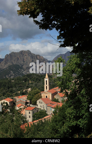 Ansicht eines Bergdorfes in Korsika. (Dorf Evisa) Stockfoto