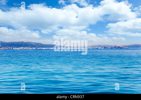 Balearen Ibiza Insel Gesamtansicht von offener See im spanischen Mittelmeerküste Stockfoto