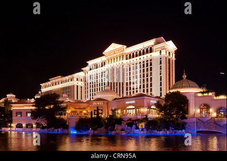 LAS VEGAS, USA - 15. JUNI 2012: Caesars Palace Resort Hotel Casino bei Nacht Stockfoto