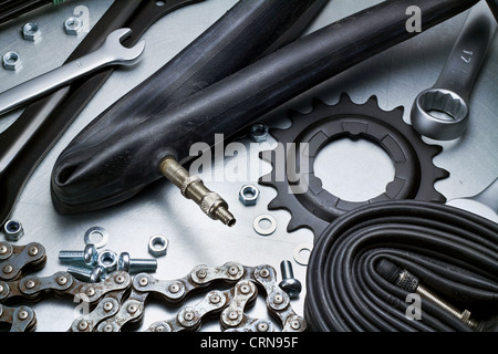Fahrrad reparieren. Ersatzteile und Werkzeuge. Stockfoto