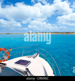 Boot in Formentera Insel transparenten Wasser auf Llevant-Strand Stockfoto