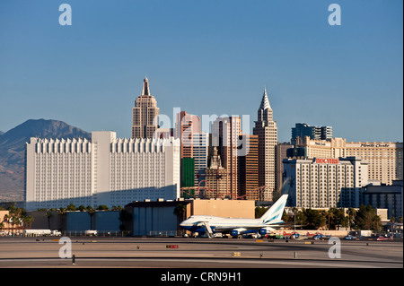 LAS VEGAS, USA - 18. JUNI 2012: Blick über den McCarran International Airport Las Vegas zu den Hotels auf dem Strip dahinter. Stockfoto