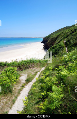 Der South West Coast Path vorbei Carbis Bay in der Nähe von St.Ives in Cornwall, Großbritannien Stockfoto