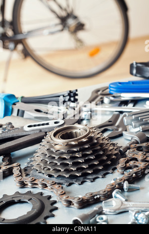 Fahrrad reparieren. Ersatzteile und Werkzeuge. Stockfoto