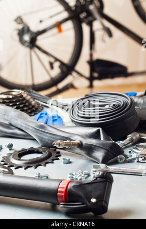 Fahrrad reparieren. Ersatzteile und Werkzeuge. Stockfoto