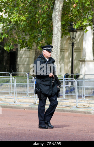 Bewaffnete Polizisten auf den Straßen von London England Metropolitan Police Service Stockfoto