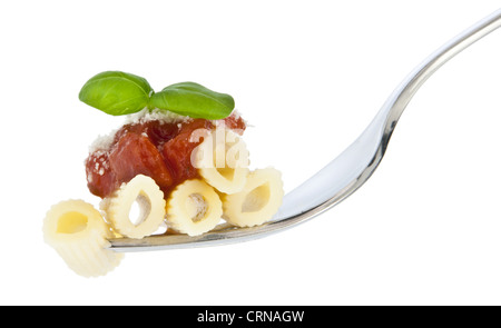 Penne mit Sauce und frischem Käse auf einer Gabel isoliert auf weißem Hintergrund Stockfoto