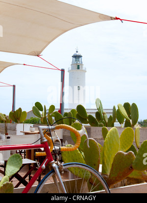 Leuchtturm La Mola in Formentera mit dem Fahrrad im Vordergrund Stockfoto