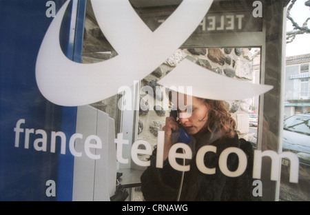 Französin in der Telefonzelle France Télécom Stockfoto