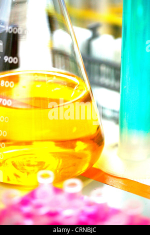 Ein impressionistisches Stillleben zeigen Laborgeräte. Stockfoto