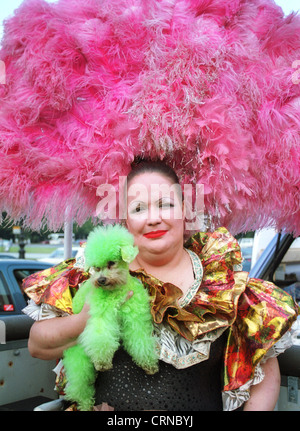 Fifi-Parade in Berlin: eine Frau hält ihre Pudel in Kostümen auf dem Arm Stockfoto