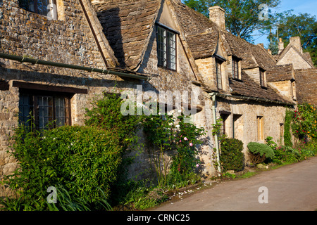 Berühmten Reihe von Weber Cottages, Arlington Row, gebaut im Jahre 1380 als Wertaufbewahrungsmittel klösterlichen wolle. Bibury Cotswolds Gloucestershire England UK Stockfoto