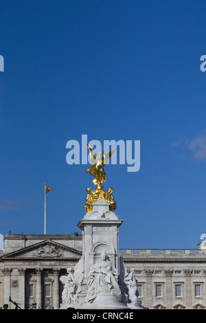 Victoria Denkmal vor Buckingham Palace gegen ein Blue Sky London England Stockfoto