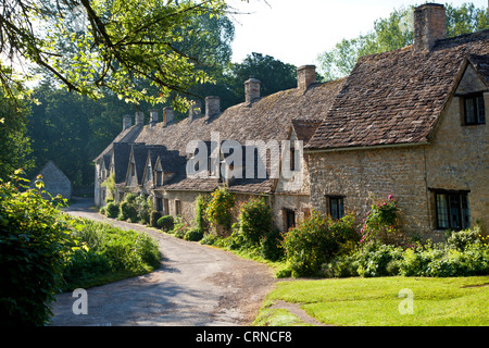 Berühmten Reihe von Weber Cottages, Arlington Row, gebaut im Jahre 1380 als Wertaufbewahrungsmittel klösterlichen wolle. Bibury Cotswolds Gloucestershire England UK Stockfoto