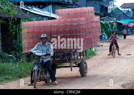 Kambodschanischer Mann, der Fischfallen im traditionellen Transport transportiert, Kampong Khleang, Tonle SAP Lake, Kambodscha. © Kraig Lieb Stockfoto