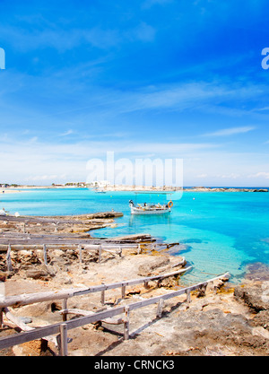 ELS Pujols Strand auf Formentera mit traditionellen Fischerboot im Sommertag Stockfoto