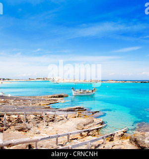 ELS Pujols Strand auf Formentera mit traditionellen Fischerboot im Sommertag Stockfoto