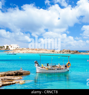 ELS Pujols Strand auf Formentera mit traditionellen Fischerboot im Sommertag Stockfoto