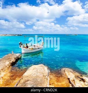 ELS Pujols Strand auf Formentera mit traditionellen Fischerboot im Sommertag Stockfoto