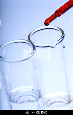 Pipettieren Sie roten Flüssigkeit in Reagenzgläsern. Stockfoto