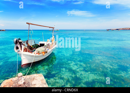 ELS Pujols Strand auf Formentera mit traditionellen Fischerboot im Sommertag Stockfoto