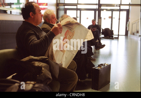 Passagier während der Wartezeit in der Abflughalle des Flughafens Zürich Klothen Stockfoto