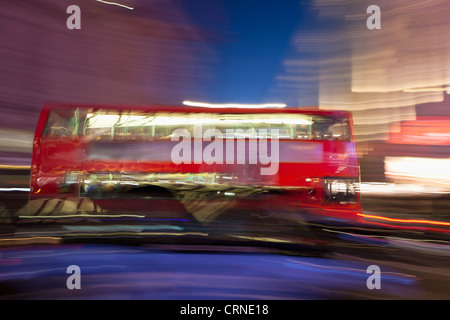 Verschwommene rote Bus, London, England Stockfoto