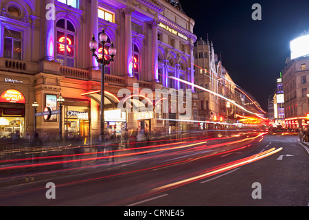 Der London Pavilion und Lichtspuren bei Nacht, Piccadilly Circus, London, England Stockfoto