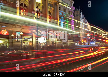 Der London Pavilion und Lichtspuren bei Nacht, Piccadilly Circus, London, England Stockfoto