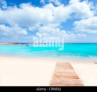 ELS Pujols Formentera weißer Sandstrand, türkisfarbenes Wasser in Balearen Stockfoto