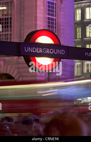 Londoner U-Bahn Zeichen, London, England Stockfoto