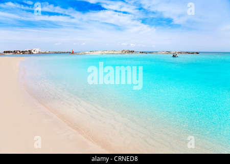 ELS Pujols Formentera weißer Sandstrand, türkisfarbenes Wasser in Balearen Stockfoto