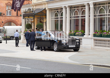 Rolls-Royce parkten vor dem Connaught Hotel in London, England Stockfoto