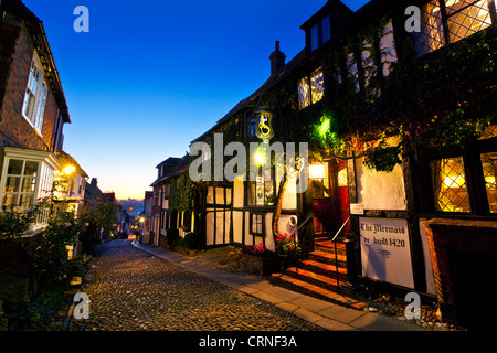 Malerischen gepflasterten Straße außerhalb der historischen Mermaid Inn in Rye. Stockfoto