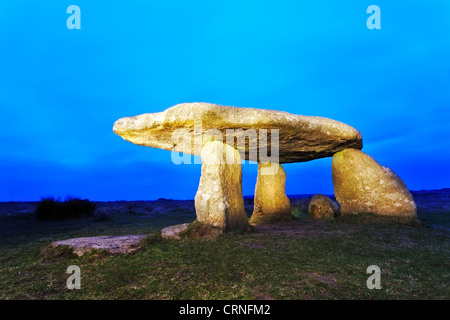 Lanyon Quoit, ein Megalith-Monument geglaubt, um die Grabkammer von einem langen Hügel in der Abenddämmerung. Stockfoto