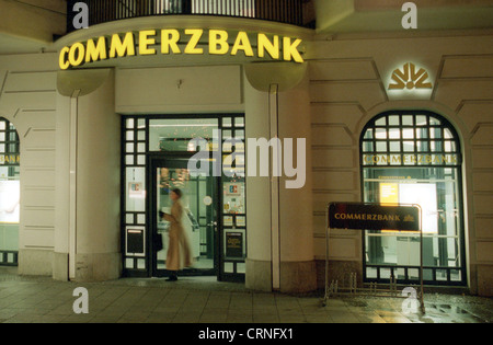 Berliner Niederlassung der Commerzbank am Abend Stockfoto