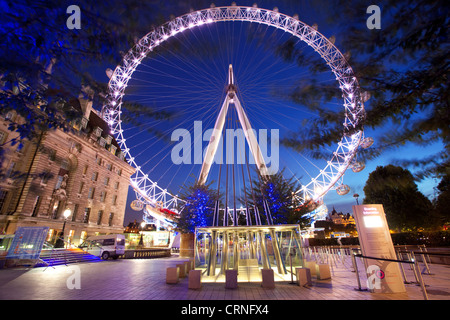 Das London Eye bei Nacht beleuchtet. Stockfoto