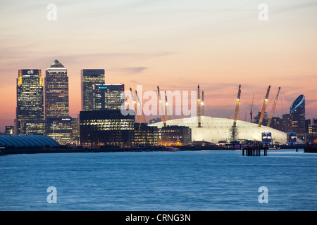 Ein Blick nach unten der Themse gegenüber der O2-Arena und Canary Wharf bei Sonnenuntergang. Stockfoto