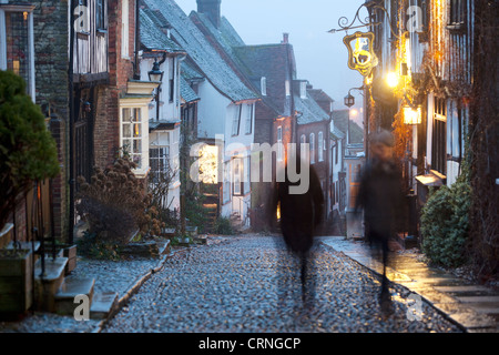 Zwei Passanten, eine traditionelle gepflasterten Straße vorbei an der Mermaid Inn in Rye. Stockfoto