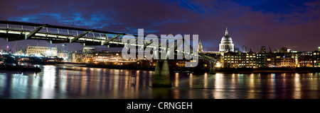 Einen Panoramablick über die Millennium Brücke über die Themse zwischen Bankside auf der South Bank und St. Pauls Cathedral o Stockfoto