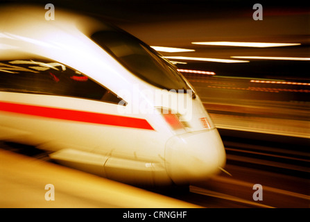 Ende von einem fahrenden Zug ICE 3 für die Deutsche Bahn AG Stockfoto