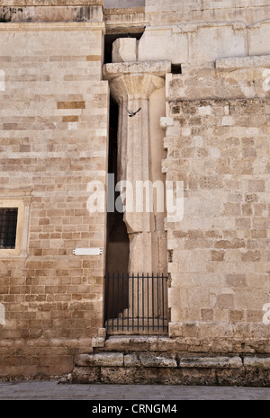 Eine dorische Säule aus dem Tempel der Athena aus dem 5. Jahrhundert kann in der Wand des Doms (Kathedrale) in Ortygia, Syrakus (Siracusa), Sizilien, Italien gesehen werden Stockfoto